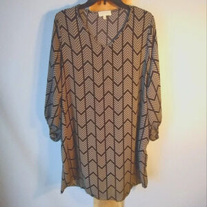 Perfect Peach Chevron, Arrow print, puff sleeve, round hem dress. Size X…​​​​